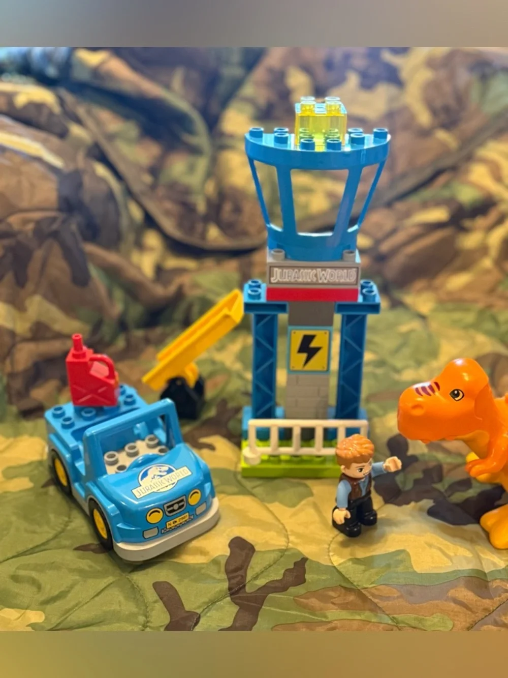 LEGO Jurassic World DUPLO Set Jurassic Park Owen Grady Dinosaur - Picture 2 of 6